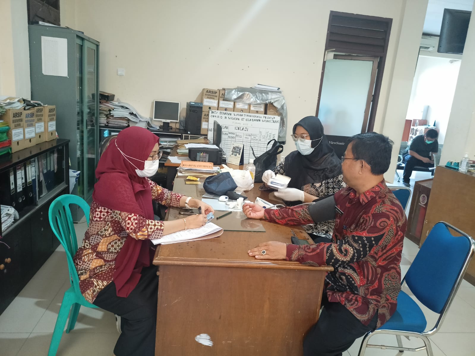 Pemeriksaan Penyakit Tidak menular kepada pegawai Kelurahan Karang Joang 