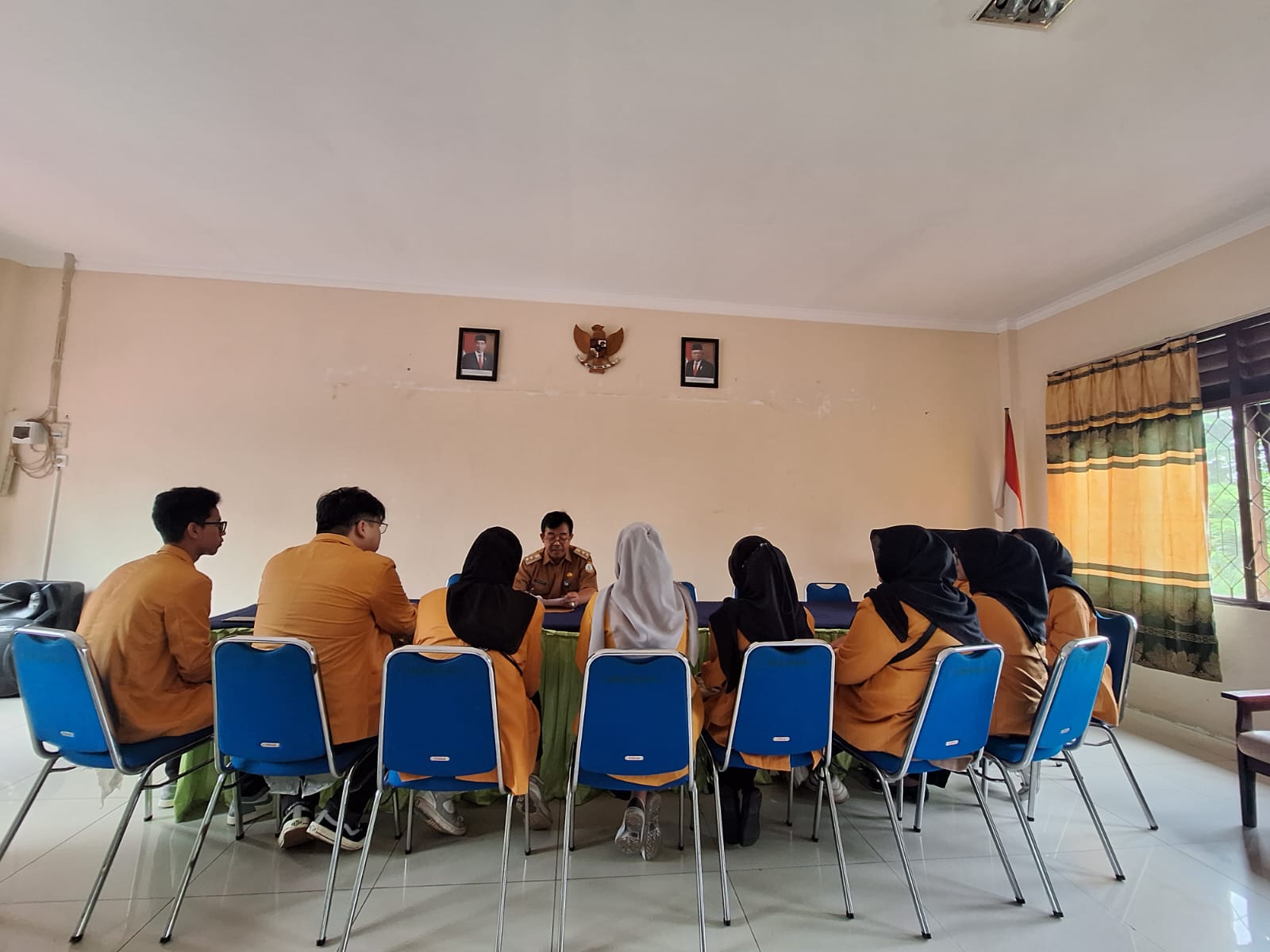  Lurah Karang Joang bersama Mahasiswa Universitas Mulawaraman melakukan Koordinasi terkait pelaksanaan Program Kuliah Kerja Nyata (KKN) 